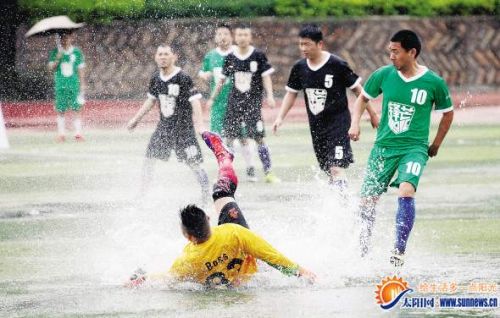 厦门市五人制足球赛昨开赛 大雨阻挡不住拼搏的激情