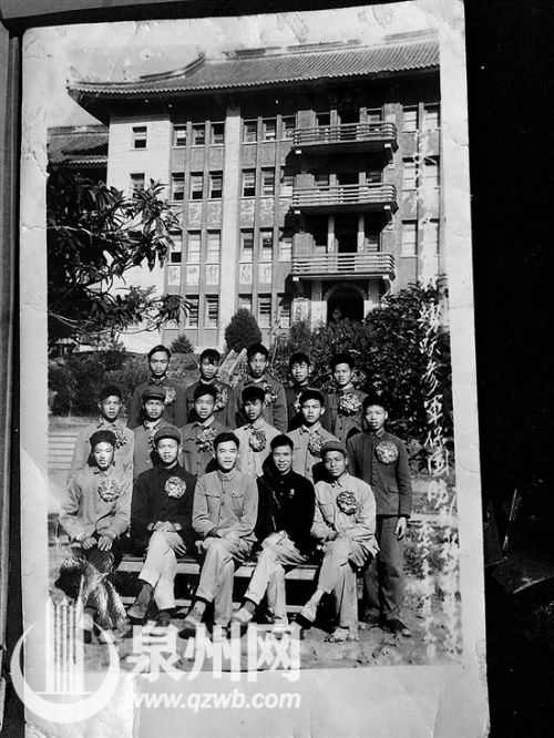 1972年，李斯培（第二排左起第三位）和13名同乡应征入伍。 （李先生 供图）
