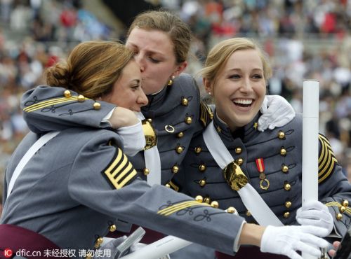 美国西点军校举行毕业典礼 副总统拜登出席-中