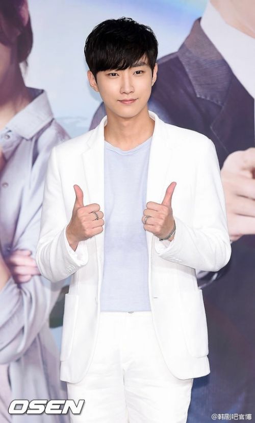 韩剧《云画的月光》郑真英饰演金允成 郑振永资料照片