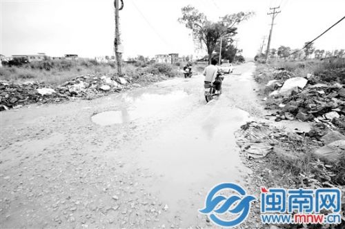 漳浦鹭溪桥闸路段,道路破损严重,雨天积水,村民出行不便