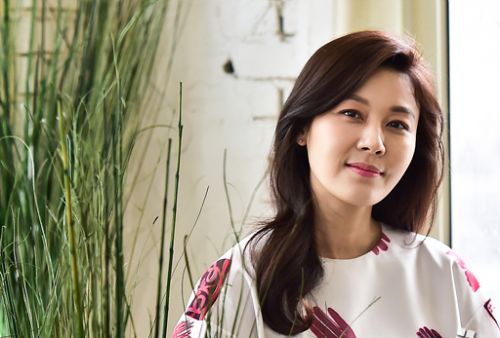 金荷娜婚后复出参演韩剧《去机场的路》 演资深空姐