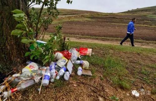 在一处草地上撒满了游客野炊留下的垃圾