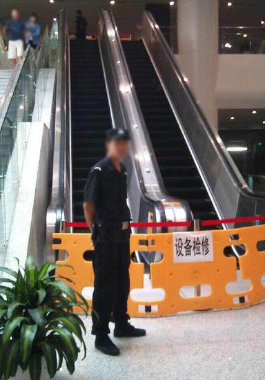 电扶梯咬住老人腿 4厘米缝隙就能吞噬一条腿（现场图）