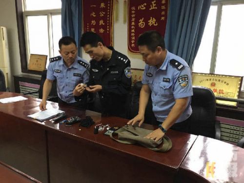 冒充警察铐女友怎么回事 只因女友要分手（图）