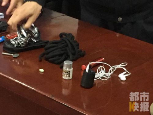 冒充警察铐女友怎么回事 只因女友要分手（图）