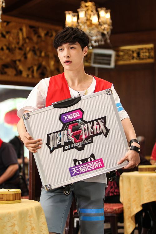 《极限挑战2》男人帮再上演金条争夺战 张艺兴