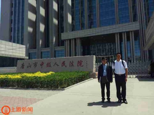 廖海军(左)与律师李长青(右)庭审结束,走出唐山市中院