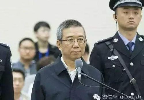 落马老虎庭审现场垂泪痛哭 媒体:能换回轻判吗