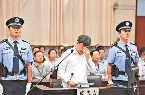 落马老虎庭审现场垂泪痛哭 媒体:能换回轻判吗
