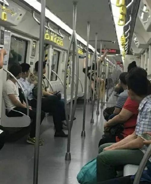 女孩天津地铁跳钢管舞 连跳8站20多分钟（现场图）