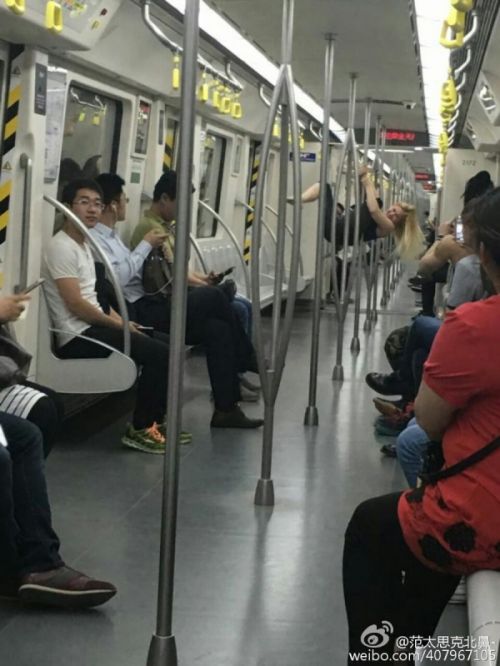 女孩地铁跳钢管舞 在地铁扶手摆妖娆pose被赞勇敢