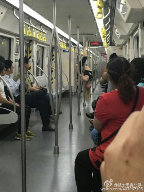 女孩地铁跳钢管舞 在地铁扶手摆妖娆pose被赞勇敢