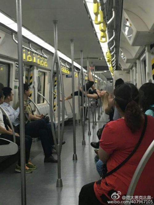 女孩地铁跳钢管舞 在地铁扶手摆妖娆pose被赞勇敢