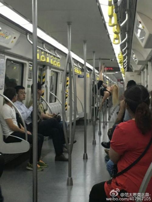 金发女孩地铁跳钢管舞 全车乘客看呆