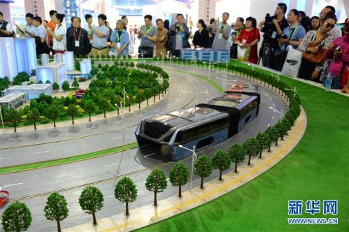 中国最牛巴士(组图)：上层载客 下层镂空汽车可通行