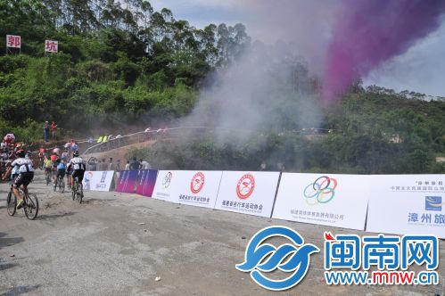 车手沿着蜿蜒盘旋的山路骑行