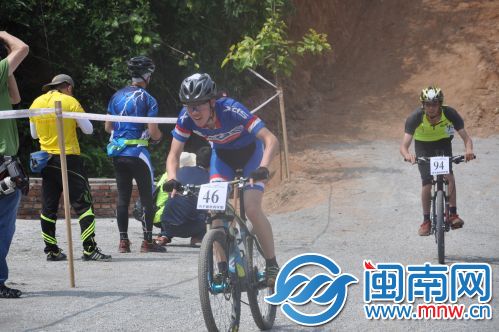 男子青年组的选手需沿着赛道骑行20公里，充满挑战。