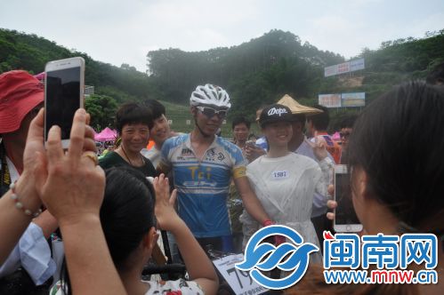 男子业余青年组冠军郭鑫伟被当地群众围着各种拍