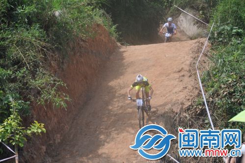 赛道多上下坡、弯道