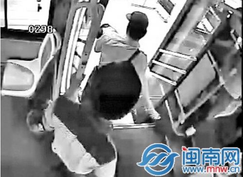 随车保安员抱小女孩下车