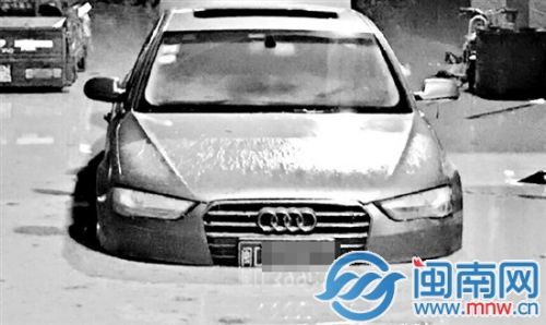 村民家里的小车来不及开走被水淹了