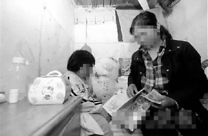 最心酸儿童节礼物 妈妈偷鸡腿让生病女儿过六一（图）