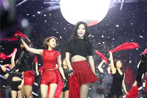 4000年美女鞠婧祎录节目露大长腿 网友大呼:太