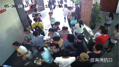 58总部遭人强闯真相内幕是什么 58遭堵门现场照片(图)