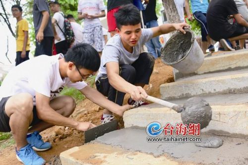 ▲大学生也当起水泥工