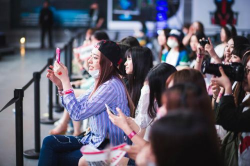 LPL夏季赛现场趣图 美女粉丝应援哪家强?