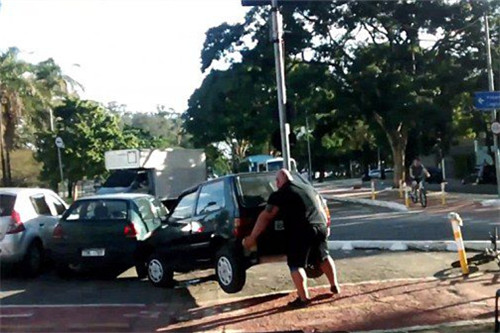 五男子抬占道轿车(现场图) 网友点赞战斗民族的力量