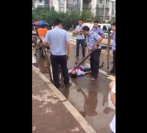 四川宜宾通报城管与摊贩纠纷事件 城管已停职(现场图)