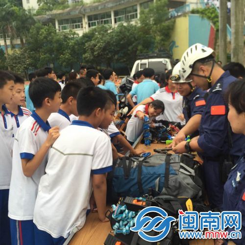 厦门110宣讲团开展减防灾公益宣讲：发现溺水要先呼叫报警