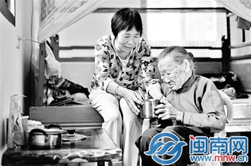 替夫行孝 一日三餐把饭菜端到婆婆手里