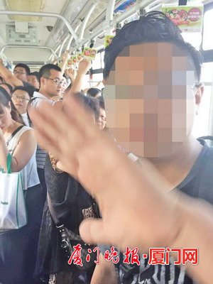 女子被异物顶臀部 公交车色狼太猖獗没sei了（现场图）