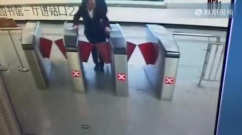 地铁逃票摔一地血 为几块钱代价惨重