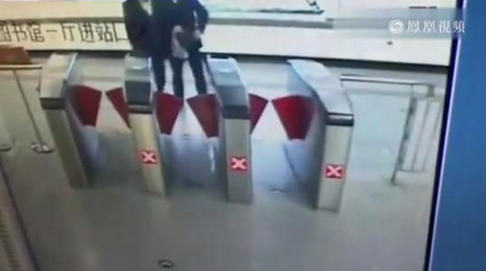 地铁逃票摔一地血 为几块钱代价惨重