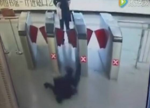 地铁逃票摔一地血 为几块钱代价惨重