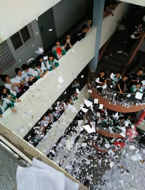 山东考生高考前撕书减压场面震撼如下雪(图)