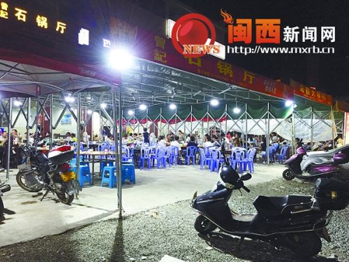 膜結構停車棚