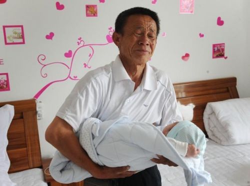 20岁女大学生上午产子下午去上课 浑身发软20天后死亡