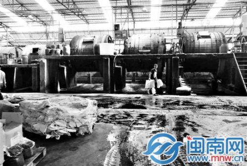 皮革厂车间内，废水横流