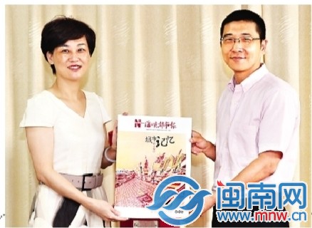 本报“记忆”系列报道集结成册捐赠给档案馆