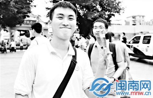 感觉不错,这位男生自信地摆出pose