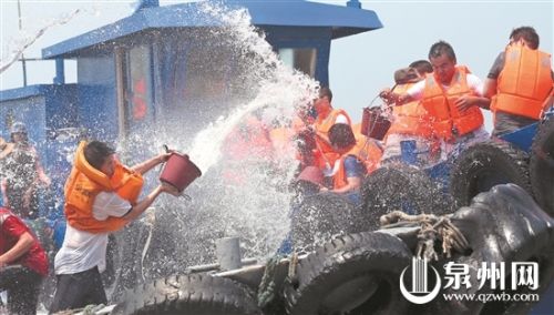 蚶江海上泼水节是中国乃至世界一绝的海上泼水民俗活动 (陈小阳 摄) 蚶江海上泼水节是中国乃至世界一绝的海上泼水民俗活动 (陈小阳 摄)