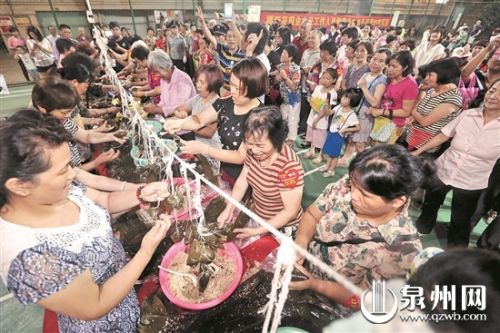 百名业主比赛包粽子