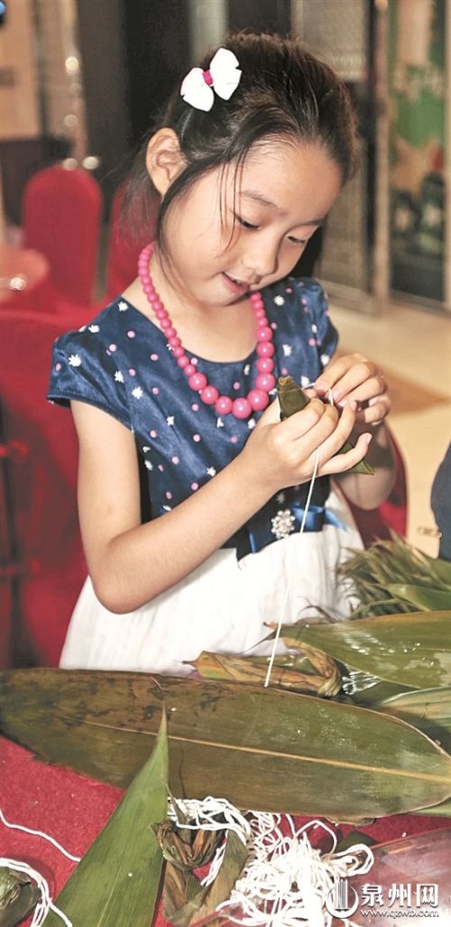 小朋友学包粽子
