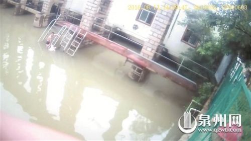 鯉城一女子因家庭瑣事跳河 男子義無反顧下水救人