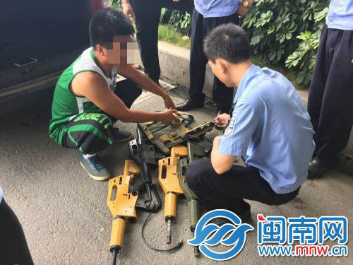 民警查获仿真CS道具枪